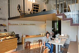 閣樓下的空間用做餐區外，也做吧檯及廚房使用，空間使用上一點都不浪費。