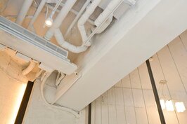 讓電線管線外露是北歐工業風的特有風格，不僅減去隔層的裝潢費用，還更可以增加空間感。