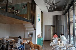 雖然僅有十七坪的平面空間，但大片的落地窗與簡潔的設計，讓室內的空間透視感非常好。