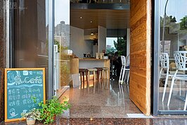 以小黑板放置門口，可隨時寫上活動或者特餐，既環保又好看實用。