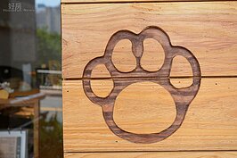 寵咖啡的木門沒有門把，直接以狗狗的手掌做造型，十分的可愛。