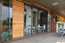 寵咖啡寵物咖啡廳門口採用整片杉木門，其餘以大片強化玻璃做為落地窗。