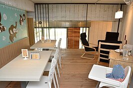 二樓的空間設計十分寬敞，以不壅塞的原則擺設桌椅，不僅保留毛小孩的奔跑空間，也讓客人沒有壓力。