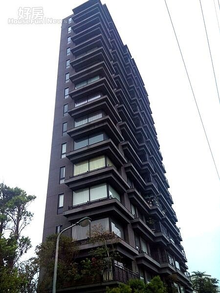 1「圓山仰望」於2009年底完工，矗立在通河西街上非常醒目。