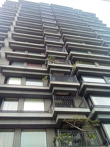 
3外觀整齊的「圓山仰望」，住戶多在私人陽台種植花草。