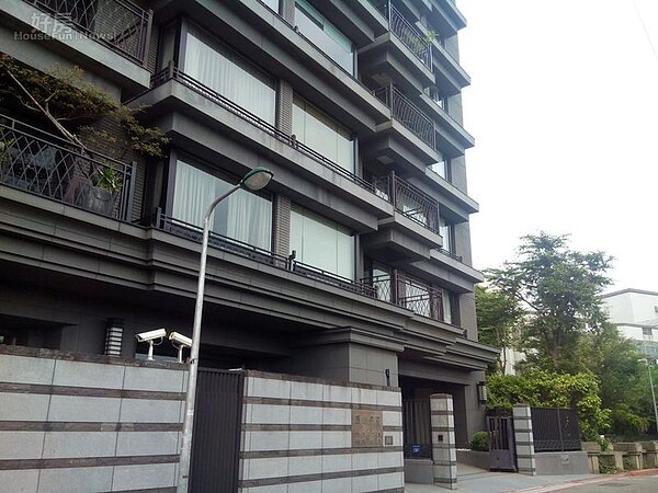 
4一樓有多支監視錄影設備，保障住戶私人隱私不被打擾。