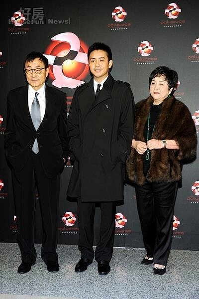 8劉家昌（左起）、劉子千、甄珍全家福參加媒體集團開幕晚會。（圖╱柏合麗）
