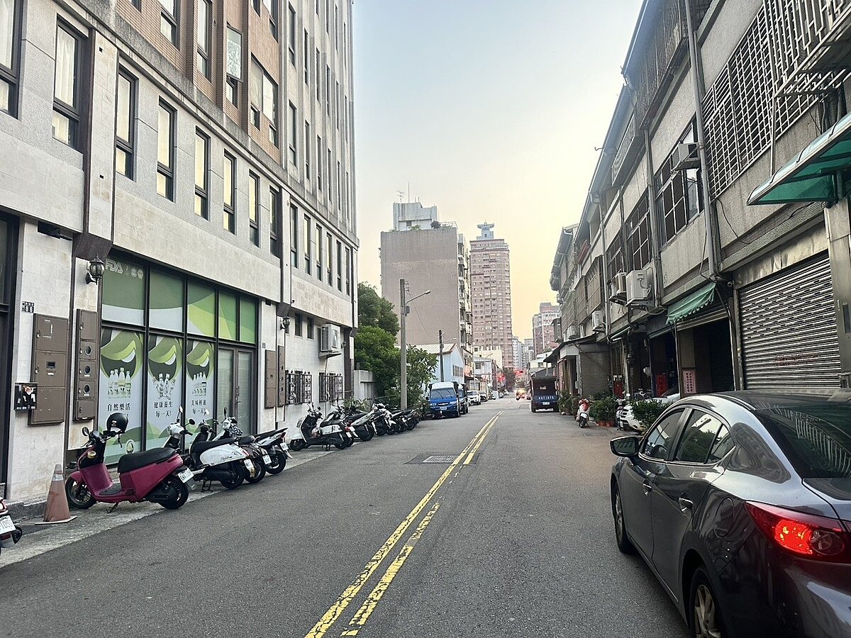 台中舊市區許多巷弄路寬不到6公尺，卻畫設雙黃線，兩側停車後，用路人被迫「越線會車」。圖／議員陳雅惠辦公室提供