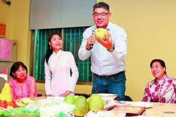 國民黨台北市長候選人連勝文（右一）上午與新移民姐妹會多位台灣媳婦提前歡渡中秋。（記者王騰毅／攝影）