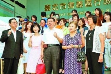 無黨籍台北市長參選人柯文哲（前左三）上午在媽媽（右一）、太太（左二）和十位婦女朋友陪同下登記參選。（記者陳瑞源／攝影）