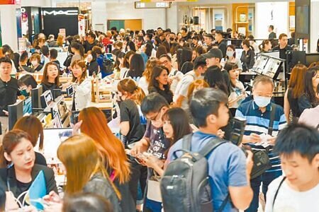 
國銀指出，雙11及雙12檔期是電商年度壓軸促銷重點，在年底消費動能加持下，預估今年整體簽帳有望達成雙位數成長。圖∕本報資料照片
