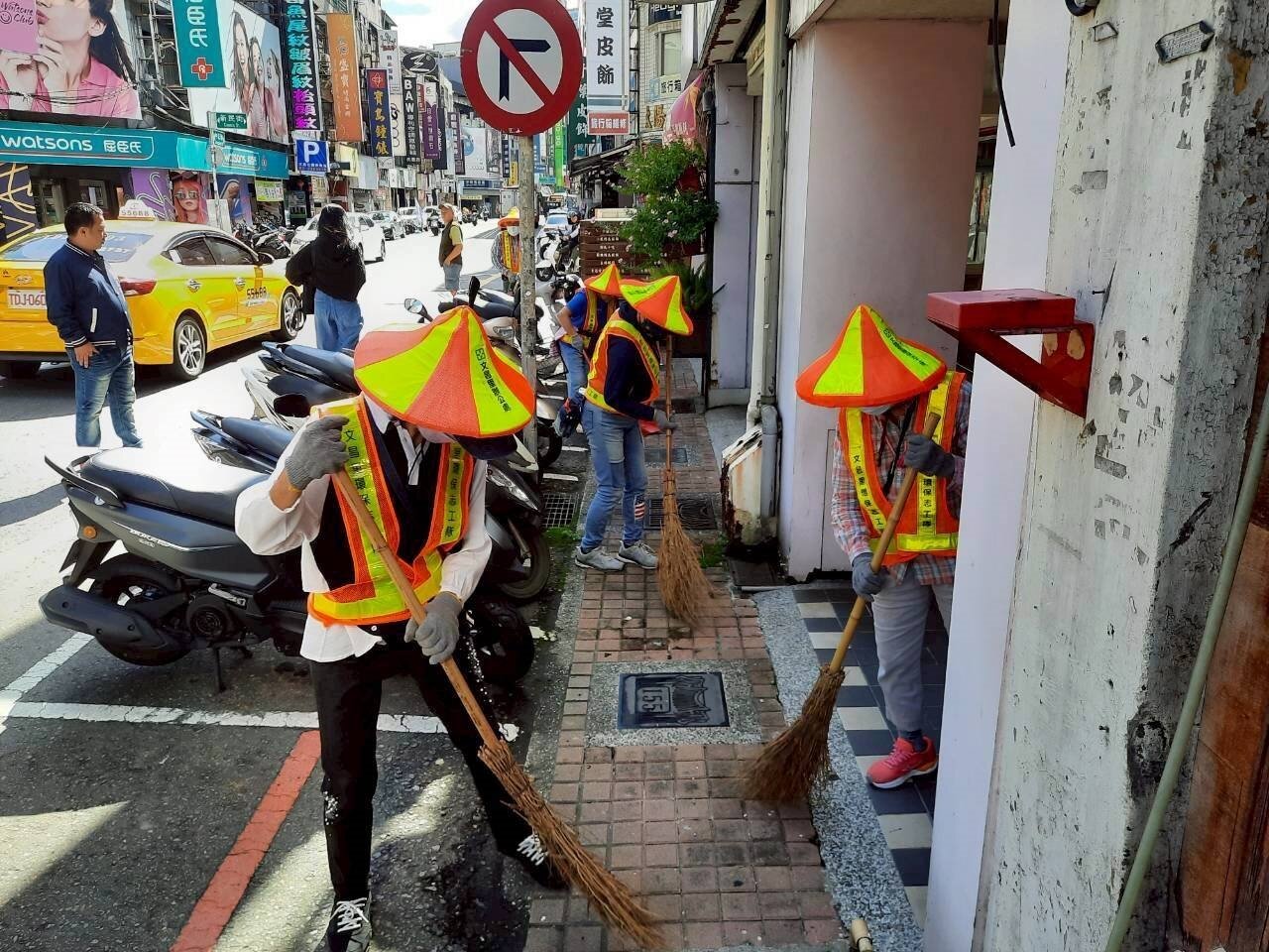 桃園市環保局號召桃園火車站、衛生局、警察局、區公所、商圈店家、計程車業者、宮廟及環保志工隊響應淨街。圖：環保局提供