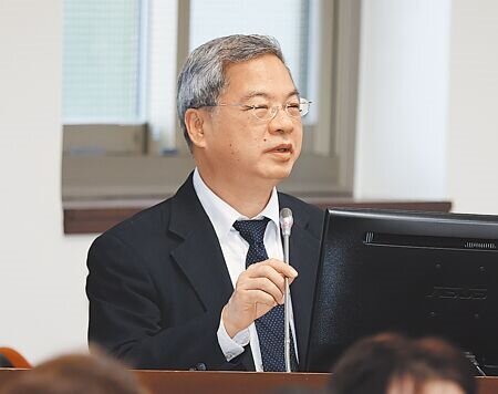 行政院長卓榮泰限期淘寶、拼多多兩家大陸境外電商納管,否則就要求下架。經濟部長龔明鑫(見圖)5日明確表態,「沒有要讓淘寶落地,也不想讓其在這邊合法經營」。(姚志平攝)