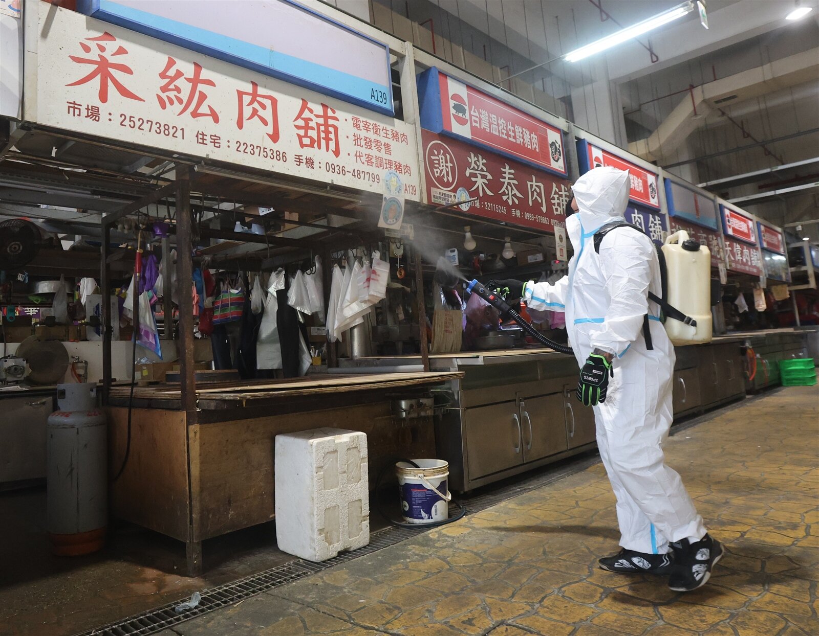 因應非洲豬瘟疫情，豬隻禁宰、禁運將解封，台中市政府昨天下午派員前往建國市場針對肉品攤商區進行清消作業。記者黃仲裕／攝影 