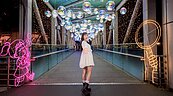 新北耶誕城開城倒數！七大天橋化身「馬戲光影廊道」