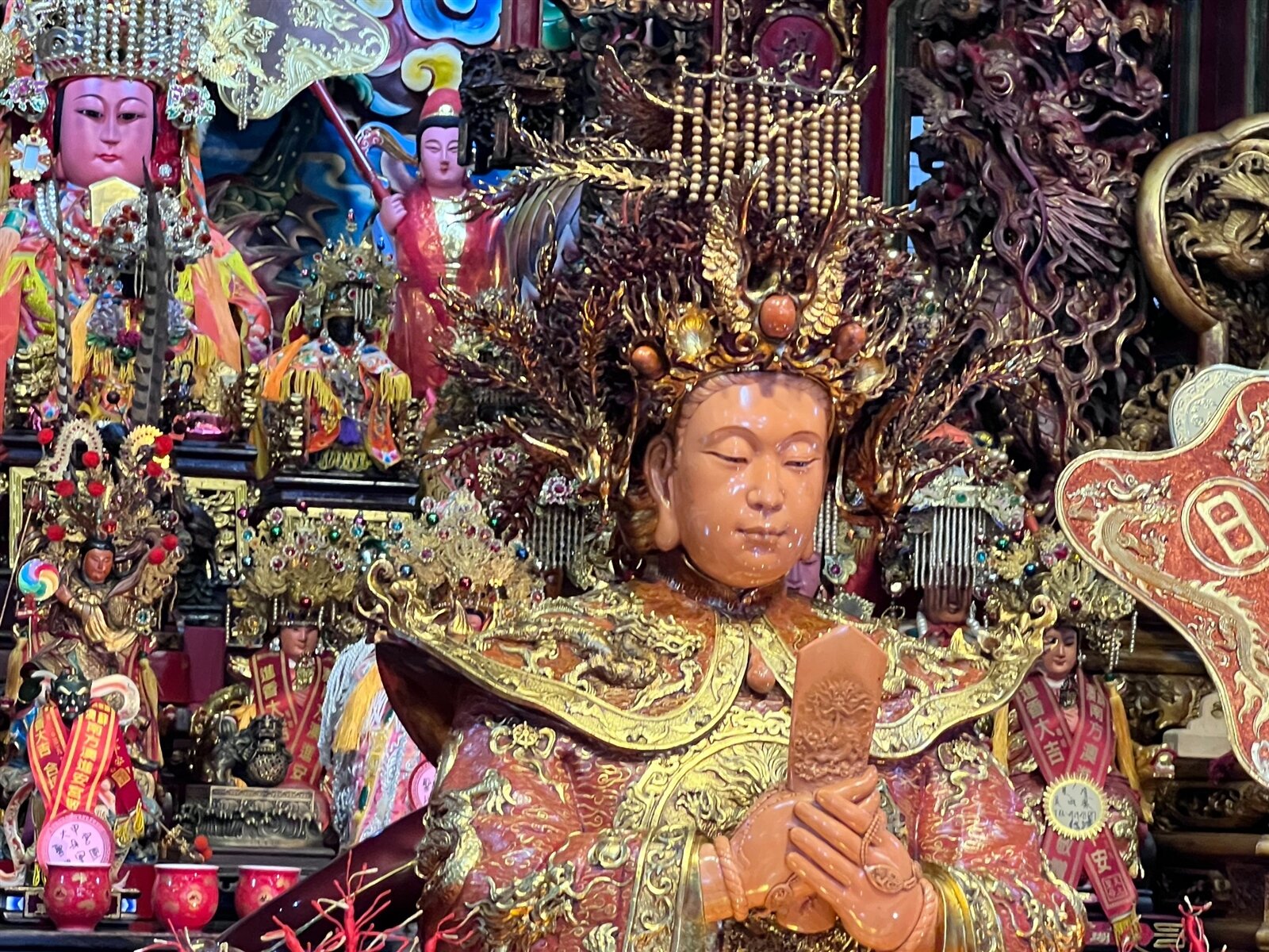 宜蘭南方澳進安宮寶石珊瑚媽祖昨天凌晨被竊走五鳳冠珊瑚珠串、金牌等珠寶。記者林佳彣/攝影