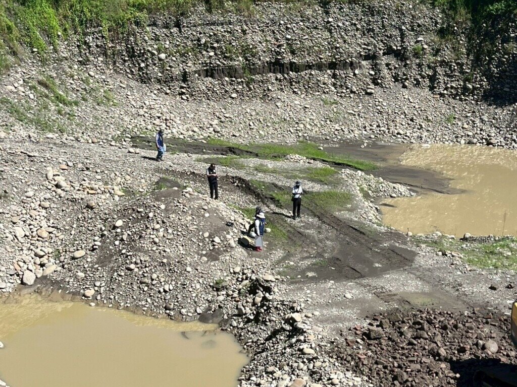 高雄橋頭美濃農地盜採土石坑洞回填營建廢棄物案,近日引發討論。圖/橋頭地方檢察署