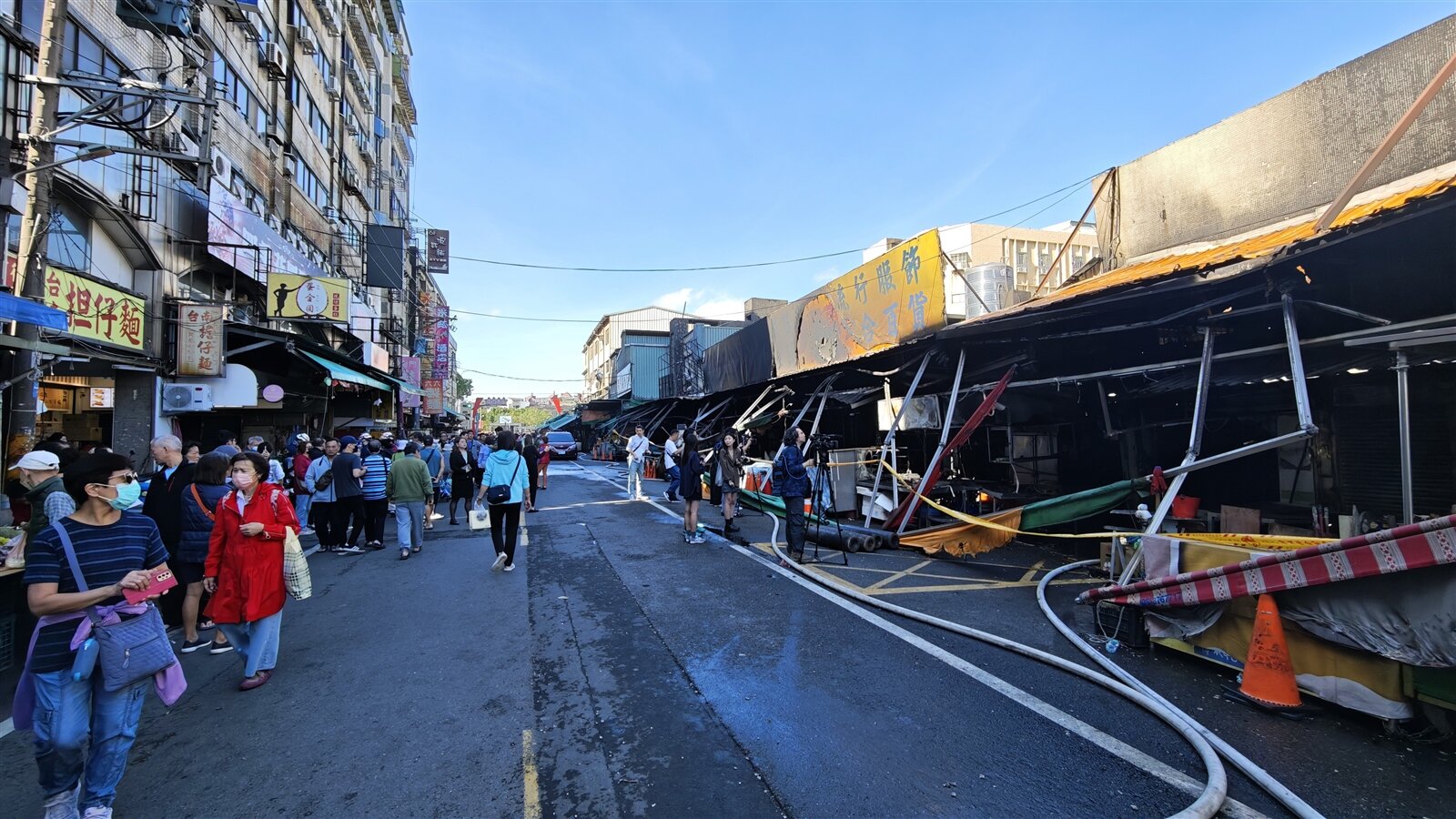 桃園南門市場大火,燒毀大半攤位(右),圖為市場文化街,左邊是集合式住家、店面。記者鄭國樑/攝影