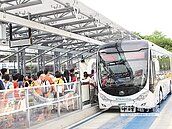 BRT假日超夯　想搭先等30分