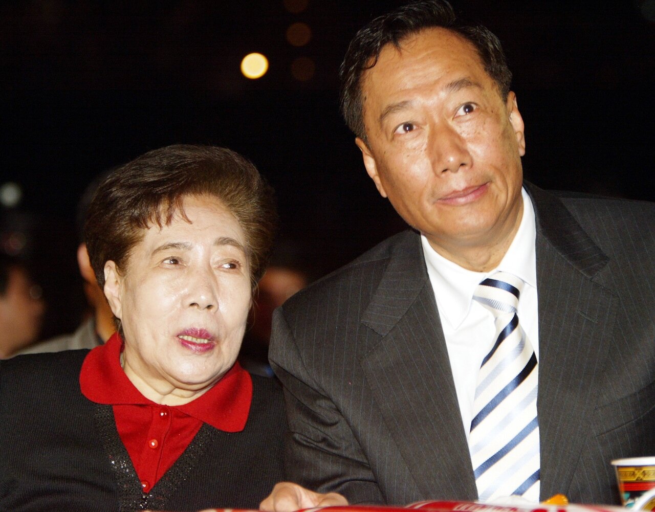 鴻海創辦人郭台銘(右)與母親郭初永真2005年一起出席鴻海集團年度感恩尾牙。圖/聯合報系資料照