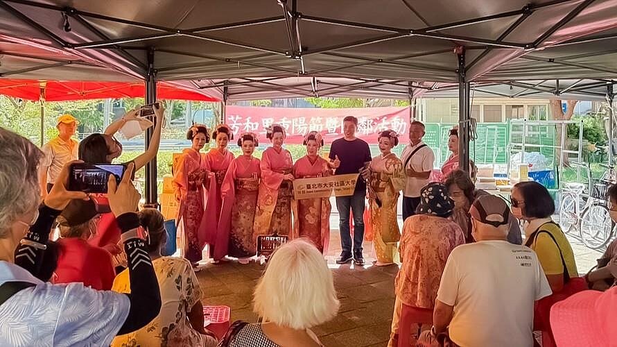 芳和里重陽節敬老活動,精彩表演、歡樂摸彩,吸引百名長輩與里民熱情參與。