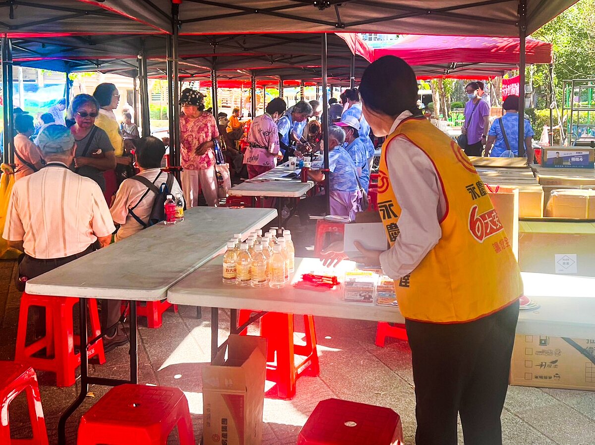 永慶房屋贊助30頂帳篷、桌椅設備外,現場也提供瓶裝水、面紙等物資,陪伴長者過度重陽節。