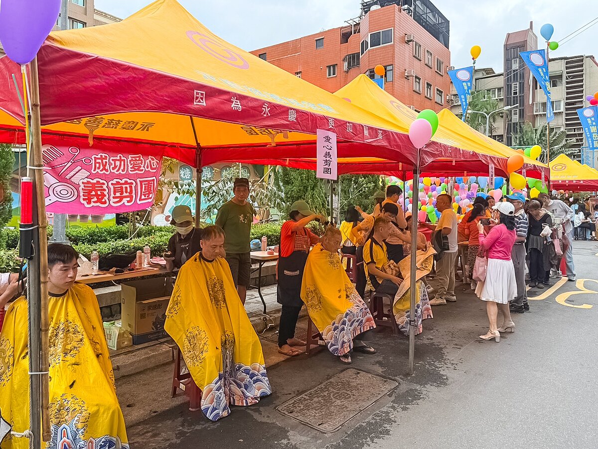 永慶房屋響應糖廍社區九九重陽節敬老活動,提供10頂帳篷,讓長輩在舒適環境中享受義剪服務。