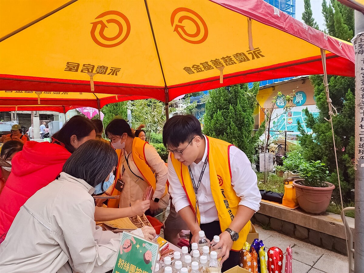 永慶房屋規劃彈珠檯遊戲攤位,讓重陽節活動更加歡樂。
