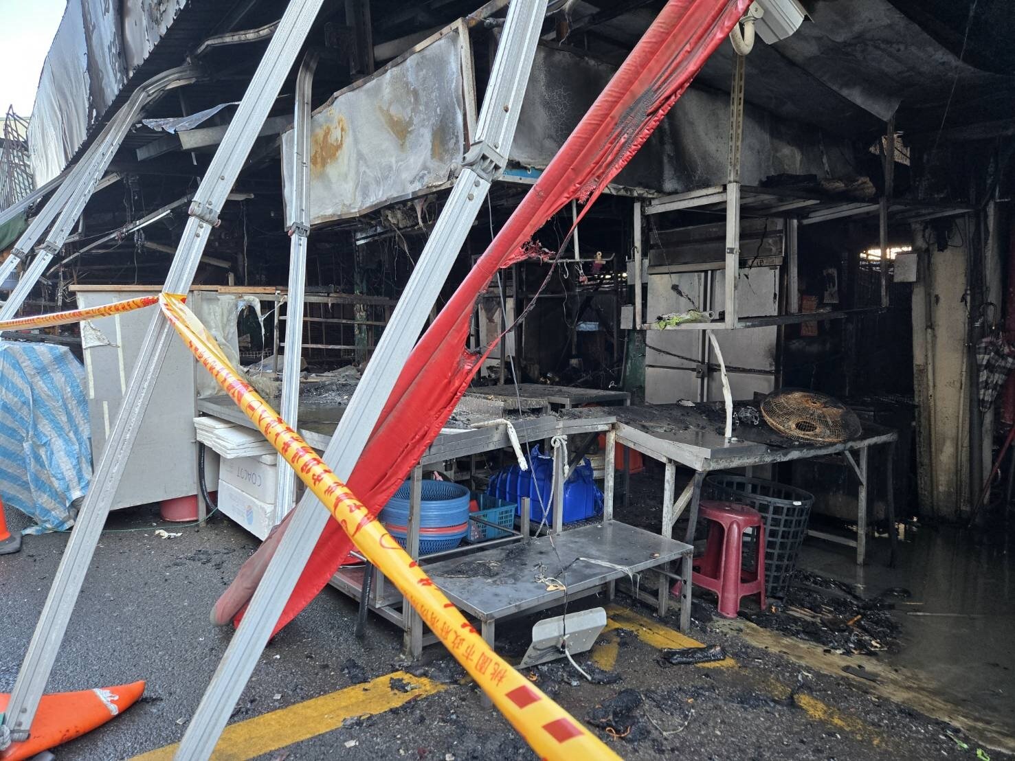桃園南門市場大火，有目擊民眾看見這攤賣魚的冰箱後方有火光，火勢逐漸蔓延釀災，至於是電線短路或是電氣因素，仍待火調科蒐證、勘驗，化驗後研判。記者陳恩惠／攝影 
