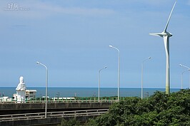 隔著圍牆，外頭就是西濱快速道路。