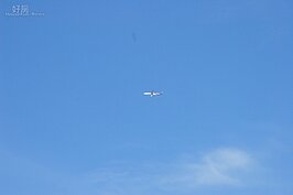 燈塔位於桃園機場起飛班機的航道下方，不時有飛機飛越。