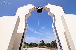 除了廁所本體完全地中海風以外，旁邊還有一組鐘，這邊已經成為外拍、婚紗景點。