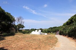 燈塔腹地雖小，圍牆外面卻大有文章。循著步道走沒多遠，可以看到一座地中海風格的房舍。很多人第一眼看到都會以為是餐廳。