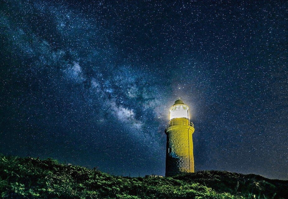 馬祖的戰地人文與閩東文化獨樹一格，圖為東莒島燈塔夜景。圖／許釗滂提供
