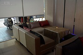 室內有分吧檯、沙發、高椅區，沙發區採較輕鬆的方式擺設，是典型的Lounge Bar必有的區域。