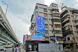 姚安妮的餐廳地點選在位於基隆路與敦化南路口的一棟老公寓，前身為安全帽店。