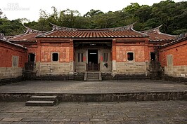 永安居興建於1912年，至今已經101年的歷史。剛興建時為單進五開左右護龍的三合院建築，後來因為安全與生活所需逐漸加大，甚至在後棟興建一做二樓高的銃樓，用以抵禦盜匪。