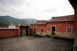 為了防禦盜匪，永安居選定的興建地點背山面水（景美溪），所有建物間高低相落走道曲折。都是線台灣老建築少見的特色。