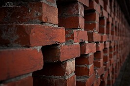 間隔交錯的紅磚所興建而成的圍牆，一來美觀、通風，二來還是可以保有隱私性。