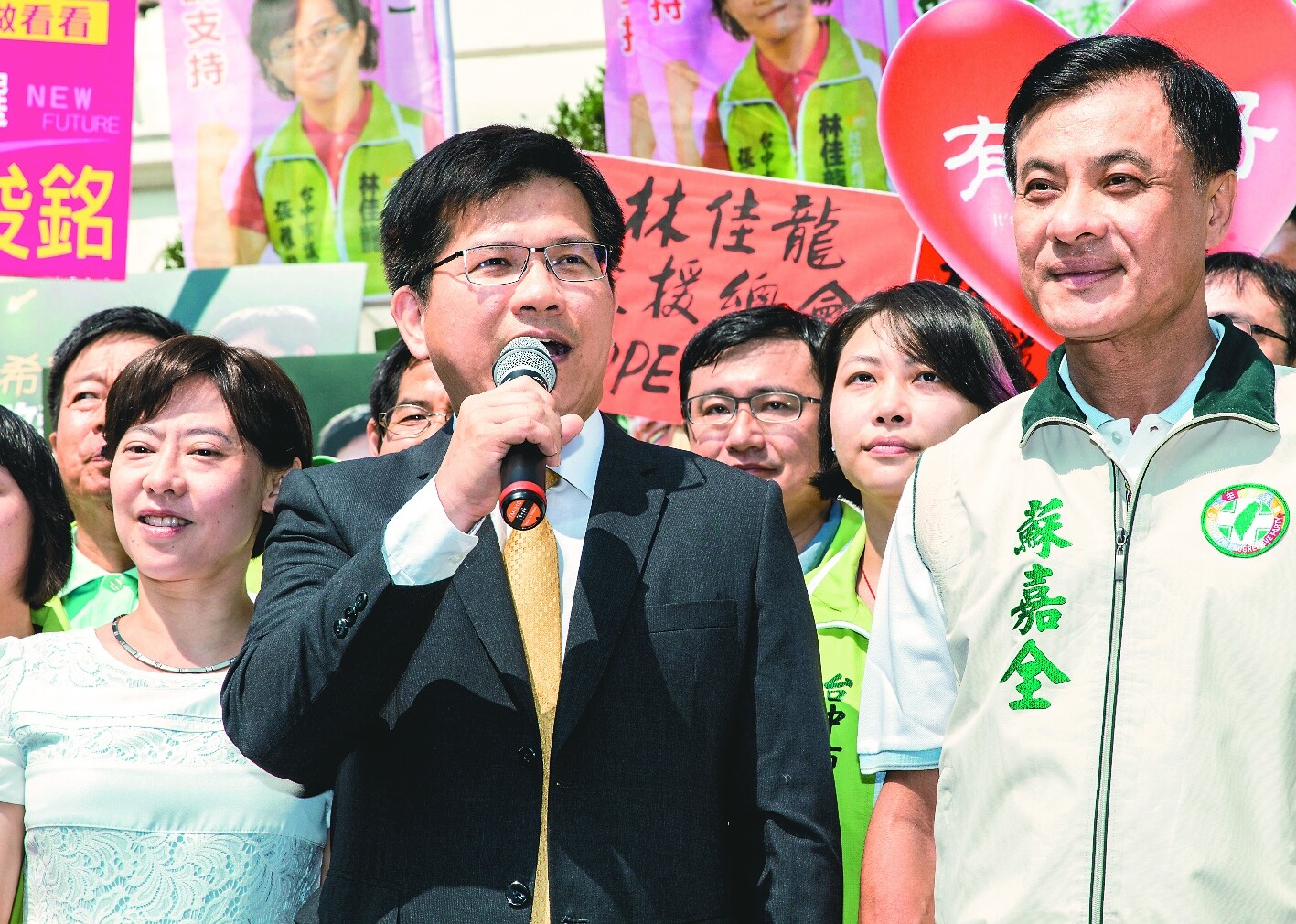 民進黨提名台中市長參選人林佳龍（中），上午登記後，抱緊一直陪伴在身旁的妻子廖婉如。 記者黃士航／攝影