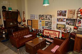 喜愛攝影的Rie在牆上貼滿充滿回憶的照片，讓店內更充滿人情味