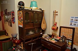 二胡與月琴都是父親的朋友贊助，櫃子也是朋友所贈送，創立一間讓人憶起過去的咖啡館，重點擺設都在於過去的各種元素結合。