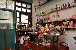 提供了部分區域讓做二手市集生意的朋友擺賣，也融入了環境成為另一區的擺飾區