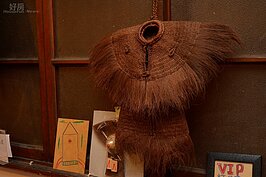 蓑衣就是在台灣農業時期的雨衣，現代塑膠雨衣取代了笨重的簑衣，但也讓人忘卻了古早味；牆上的簑衣讓人腦海瞬時浮出，過去農夫穿著蓑衣在雨中耕種的畫面