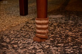 朋友的老桌子椅腳不平，以襪子套上取代