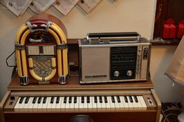 復古的鋼琴與Radio也是產生音樂的元素之一，旋律確實會讓人沉浸在過往中，這樣的擺飾實在充滿了過去年代的情懷