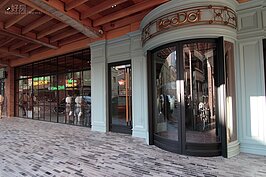 1979年竣工，銀河大飯店於2014年重 生，幻化成為紅點RedDot飯店。重生的紅點詮釋人文創意、帶點幽默像家的設計樂園，有趣、好玩、又好住，沾染著美好。現在這間飯店已經成為網路上最火紅，到台中一定要去住宿的飯店之一。