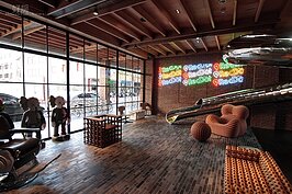 踏入紅點飯店第一感覺就是彷彿來到了某個文創基地，整個大廳就是藝術展展示空間。