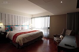 為了遷就舊飯店的原始隔間與規劃，紅點飯店並未有如新式飯店般那樣的明亮高挑，卻也有著與傳統連結的氛圍存在。