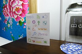 房間內手繪的提醒卡片，讓制式的旅館規定有了新的溫暖感覺。